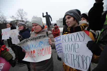 Екатеринбург. Митинг фкеминисток за соблюдение  прав женщин в Международный женский день,  здания главного корпуса УрФУ (Уральский Федеральный университет) и памятника Сергею Кирову