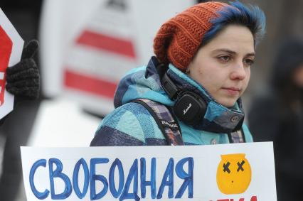 Екатеринбург. Митинг фкеминисток за соблюдение  прав женщин в Международный женский день,  здания главного корпуса УрФУ (Уральский Федеральный университет) и памятника Сергею Кирову