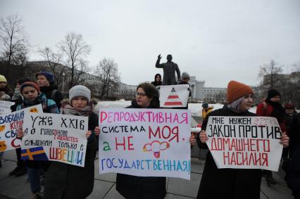 Екатеринбург. Митинг фкеминисток за соблюдение  прав женщин в Международный женский день,  здания главного корпуса УрФУ (Уральский Федеральный университет) и памятника Сергею Кирову