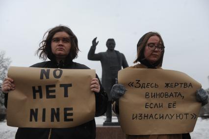 Екатеринбург. Митинг фкеминисток за соблюдение  прав женщин в Международный женский день,  здания главного корпуса УрФУ (Уральский Федеральный университет) и памятника Сергею Кирову