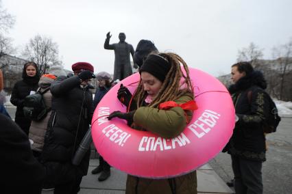 Екатеринбург. Митинг фкеминисток за соблюдение  прав женщин в Международный женский день,  здания главного корпуса УрФУ (Уральский Федеральный университет) и памятника Сергею Кирову