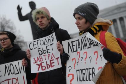 Екатеринбург. Митинг фкеминисток за соблюдение  прав женщин в Международный женский день,  здания главного корпуса УрФУ (Уральский Федеральный университет) и памятника Сергею Кирову