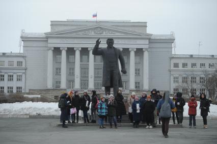 Екатеринбург. Митинг фкеминисток за соблюдение  прав женщин в Международный женский день,  здания главного корпуса УрФУ (Уральский Федеральный университет) и памятника Сергею Кирову