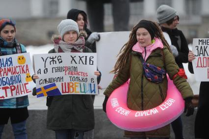 Екатеринбург. Митинг фкеминисток за соблюдение  прав женщин в Международный женский день,  здания главного корпуса УрФУ (Уральский Федеральный университет) и памятника Сергею Кирову