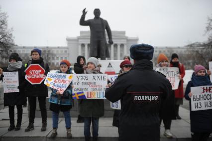 Екатеринбург. Митинг фкеминисток за соблюдение  прав женщин в Международный женский день,  здания главного корпуса УрФУ (Уральский Федеральный университет) и памятника Сергею Кирову