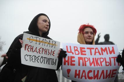 Екатеринбург. Митинг фкеминисток за соблюдение  прав женщин в Международный женский день,  здания главного корпуса УрФУ (Уральский Федеральный университет) и памятника Сергею Кирову