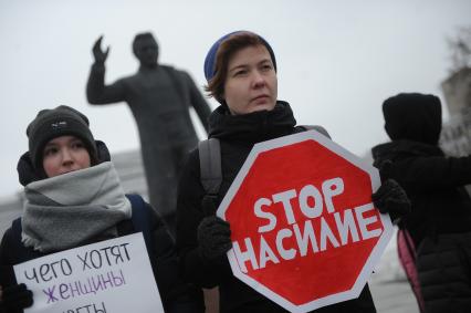 Екатеринбург. Митинг фкеминисток за соблюдение  прав женщин в Международный женский день,  здания главного корпуса УрФУ (Уральский Федеральный университет) и памятника Сергею Кирову