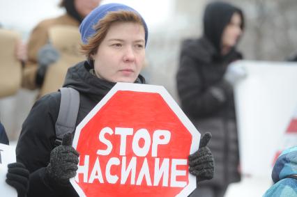 Екатеринбург. Митинг фкеминисток за соблюдение  прав женщин в Международный женский день,  здания главного корпуса УрФУ (Уральский Федеральный университет) и памятника Сергею Кирову