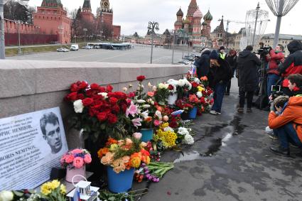 Москва.  Цветы  и портрет политика Бориса Немцова на Большом Москворецком мосту  в память годовщины его гибели.