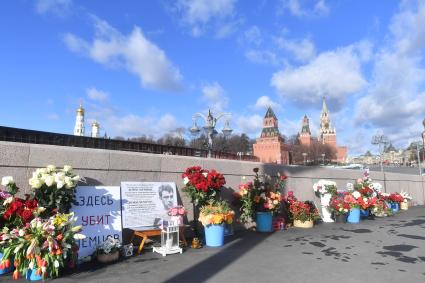 Москва.  Цветы  и портрет политика Бориса Немцова на Большом Москворецком мосту  в память годовщины его гибели.