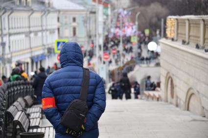 Москва. Дружинник на марше памяти политика Бориса Немцова.