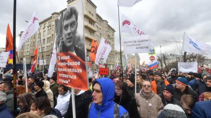 Москва. Участники  марша памяти политика Бориса Немцова.