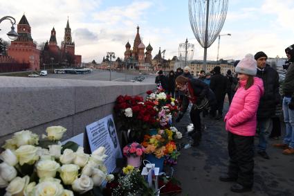 Москва.  Цветы  и портрет политика Бориса Немцова на Большом Москворецком мосту  в память годовщины его гибели.