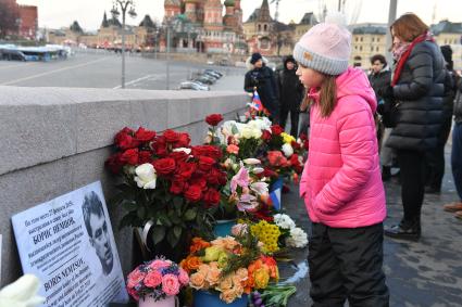 Москва.  Цветы  и портрет политика Бориса Немцова на Большом Москворецком мосту  в память годовщины его гибели.