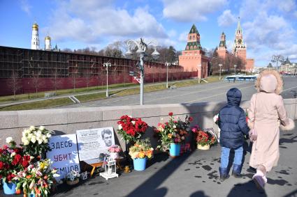 Москва.  Цветы  и портрет политика Бориса Немцова на Большом Москворецком мосту  в память годовщины его гибели.