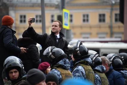 Москва. Участники  марша памяти политика Бориса Немцова.