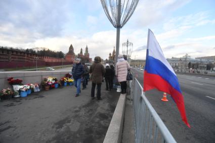 Москва.  Цветы  и портрет политика Бориса Немцова на Большом Москворецком мосту  в память годовщины его гибели.