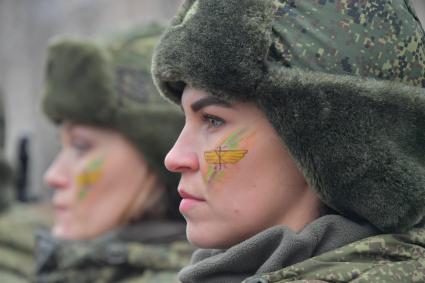Переславль-Залесский. Одна из участниц всероссийского конкурса профессионального мастерства среди женщин-военнослужащих `Макияж под камуфляж` в учебном центре РВСН.
