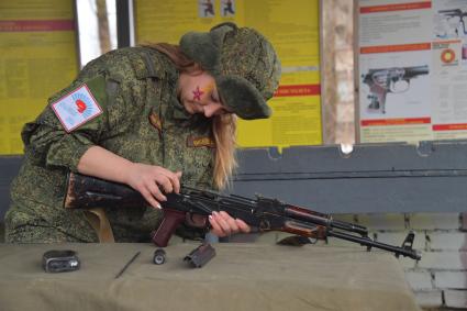 Переславль-Залесский.  Одна из участниц всероссийского  конкурса профессионального мастерства среди женщин-военнослужащих `Макияж под камуфляж` в учебном центре РВСН.