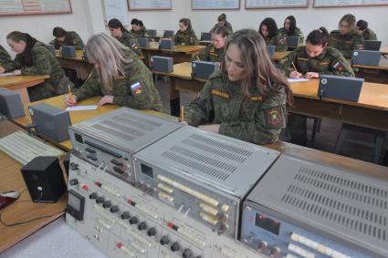 Переславль-Залесский.   Всероссийский конкурс профессионального мастерства среди женщин-военнослужащих `Макияж под камуфляж` в учебном центре РВСН.