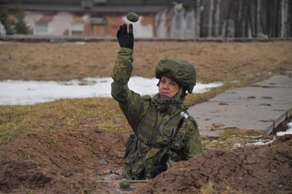 Переславль-Залесский.   Одна из участниц всероссийского конкурса профессионального мастерства среди женщин-военнослужащих `Макияж под камуфляж` в учебном центре РВСН.