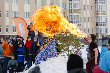 Челябинск. Во время сожжения праздничного чучела, символизирующего уходящую зиму, в рамках масленичных гуляний.