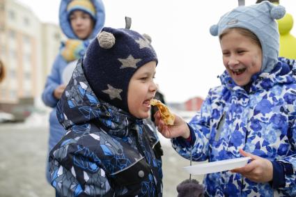 Челябинск.  Дети во время празднования Масленицы.