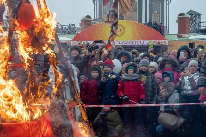 Санкт-Петербург. Сжигание чучела  во время праздничных гуляний в честь Широкой Масленицы.