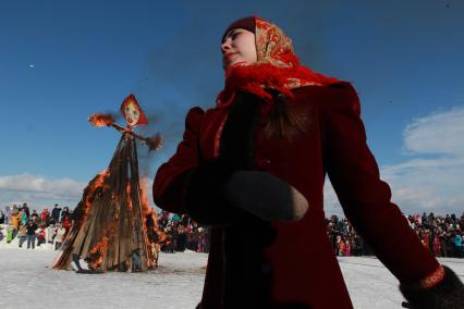 Иркутск. Во время сожжения праздничного чучела, символизирующего уходящую зиму, в рамках масленичных гуляний.