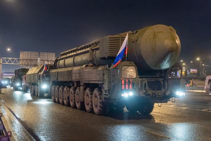 Москва. Колонна Ракетных комплексов `Ярс`на Московской кольцевой автомобильной дороге по пути в Алабино для подготовки к Параду Победы на Красной площади.