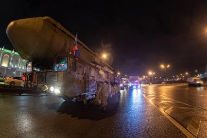 Москва. Колонна Ракетных комплексов `Ярс`на Московской кольцевой автомобильной дороге по пути в Алабино для подготовки к Параду Победы на Красной площади.