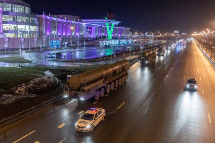 Москва. Колонна Ракетных комплексов `Ярс`на Московской кольцевой автомобильной дороге по пути в Алабино для подготовки к Параду Победы на Красной площади.