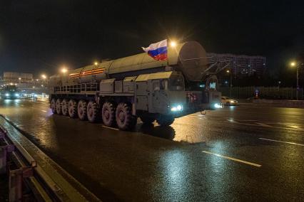 Москва. Колонна Ракетных комплексов `Ярс`на Московской кольцевой автомобильной дороге по пути в Алабино для подготовки к Параду Победы на Красной площади.