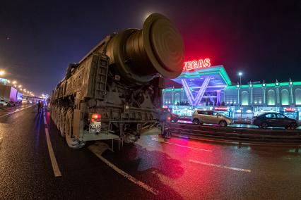 Москва. Колонна Ракетных комплексов `Ярс`на Московской кольцевой автомобильной дороге по пути в Алабино для подготовки к Параду Победы на Красной площади.