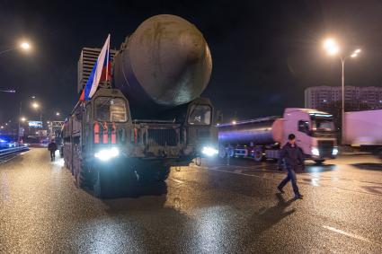 Москва. Колонна Ракетных комплексов `Ярс`на Московской кольцевой автомобильной дороге по пути в Алабино для подготовки к Параду Победы на Красной площади.