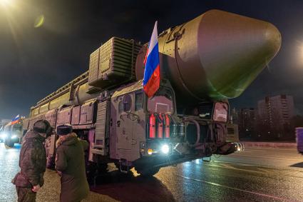 Москва. Колонна Ракетных комплексов `Ярс`на Московской кольцевой автомобильной дороге по пути в Алабино для подготовки к Параду Победы на Красной площади.