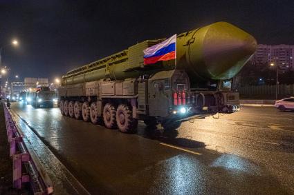 Москва. Колонна Ракетных комплексов `Ярс`на Московской кольцевой автомобильной дороге по пути в Алабино для подготовки к Параду Победы на Красной площади.