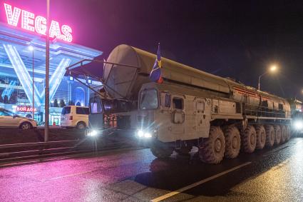 Москва. Колонна Ракетных комплексов `Ярс`на Московской кольцевой автомобильной дороге по пути в Алабино для подготовки к Параду Победы на Красной площади.