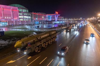 Москва. Колонна Ракетных комплексов `Ярс`на Московской кольцевой автомобильной дороге по пути в Алабино для подготовки к Параду Победы на Красной площади.