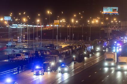 Москва. Колонна Ракетных комплексов `Ярс`на Московской кольцевой автомобильной дороге по пути в Алабино для подготовки к Параду Победы на Красной площади.
