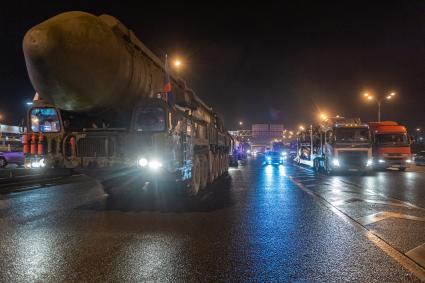 Москва. Колонна Ракетных комплексов `Ярс`на Московской кольцевой автомобильной дороге по пути в Алабино для подготовки к Параду Победы на Красной площади.