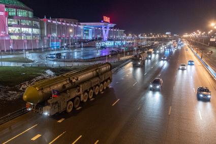 Москва. Колонна Ракетных комплексов `Ярс`на Московской кольцевой автомобильной дороге по пути в Алабино для подготовки к Параду Победы на Красной площади.