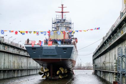 Санкт-Петербург. Ракетный корвет проекта 20380 `Ретивый` во время спуска на воду на судостроительном заводе `Северная верфь`.