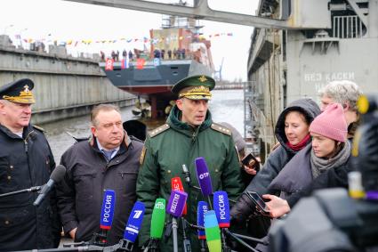 Санкт-Петербург.  Главнокомандующий ВМФ России Николай Евменов, президент АО `ОСК` Pахманов Алексей и заместитель Министра обороны РФ Алексей  Криворучко (слева направо) выступает на церемонии спуска на воду корвета `Ретивый` (проекта 20380).