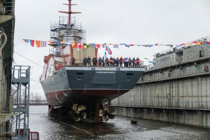 Санкт-Петербург. Ракетный корвет проекта 20380 `Ретивый` во время спуска на воду на судостроительном заводе `Северная верфь`.