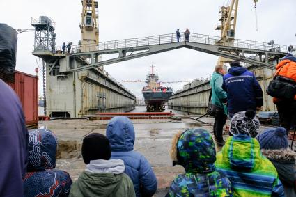 Санкт-Петербург.  Ракетный корвет проекта 20380 `Ретивый` во время спуска на воду на судостроительном заводе `Северная верфь`.