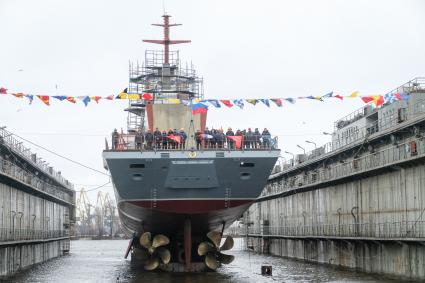 Санкт-Петербург. Ракетный корвет проекта 20380 `Ретивый` во время спуска на воду на судостроительном заводе `Северная верфь`.