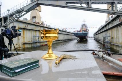 Санкт-Петербург.  Ракетный корвет проекта 20380 `Ретивый` во время спуска на воду на судостроительном заводе `Северная верфь`.