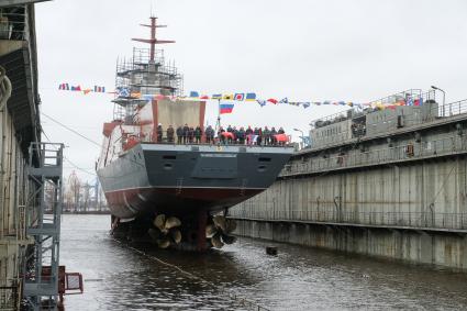 Санкт-Петербург. Ракетный корвет проекта 20380 `Ретивый` во время спуска на воду на судостроительном заводе `Северная верфь`.