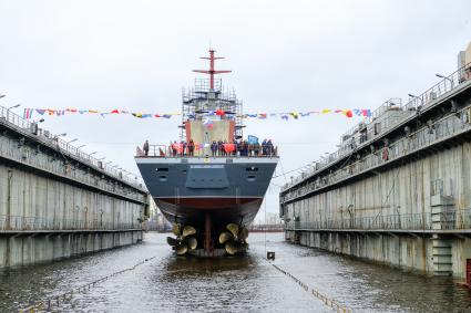 Санкт-Петербург. Ракетный корвет проекта 20380 `Ретивый` во время спуска на воду на судостроительном заводе `Северная верфь`.